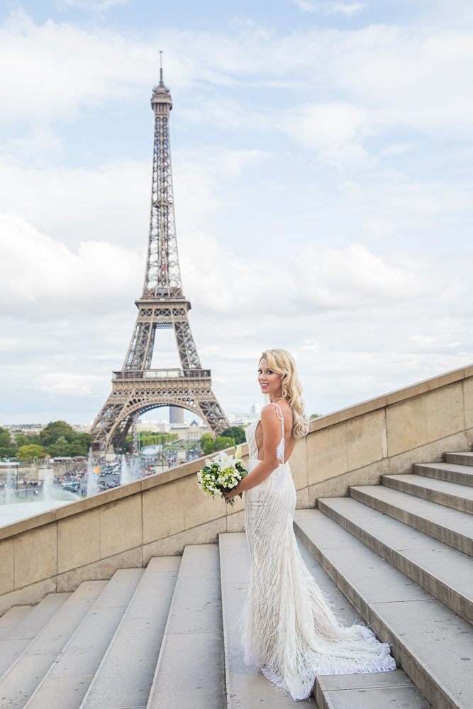 bridal portrait with bouquet at the eiffel tower by daniel