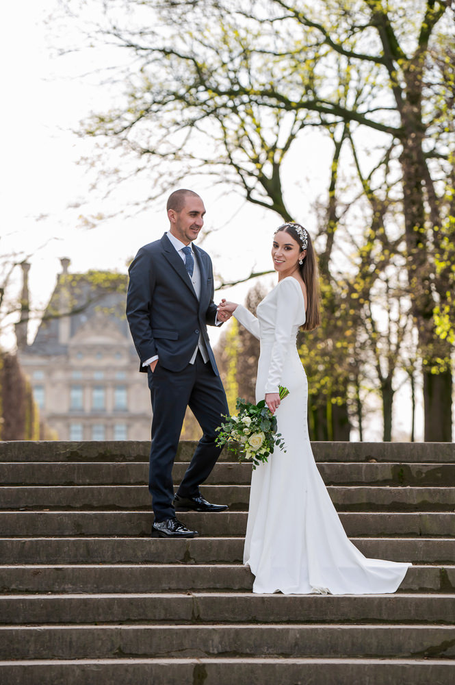 couple photo elopement day jardin de tuileries by pierre