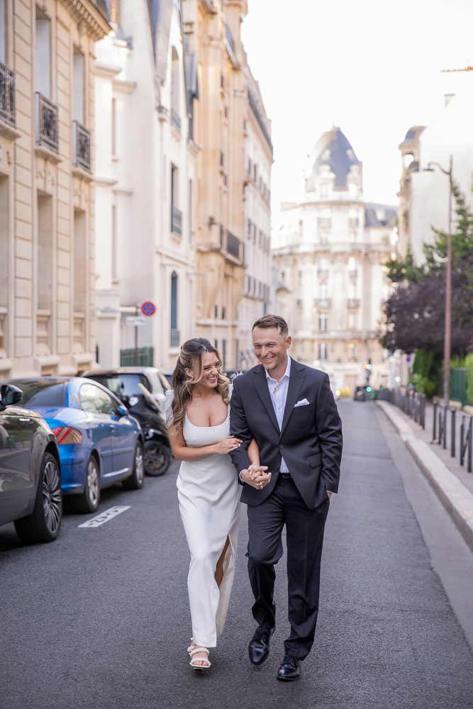 Casual wedding photo shoot on the streets of Paris