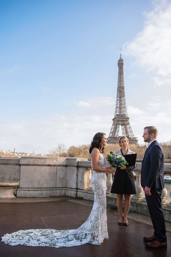 Elopement ceremony in Paris on Pont Bir-Hakeim
