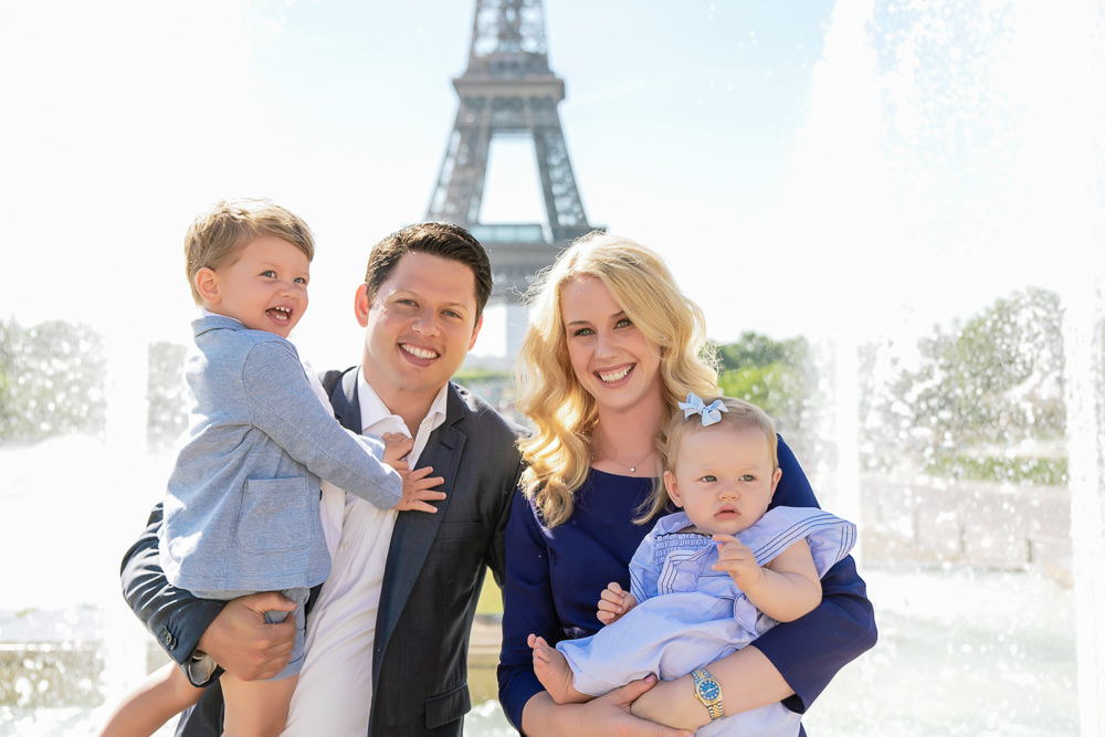 Blue outfits for a summer family photoshoot in Paris - tips with The Paris Photographer