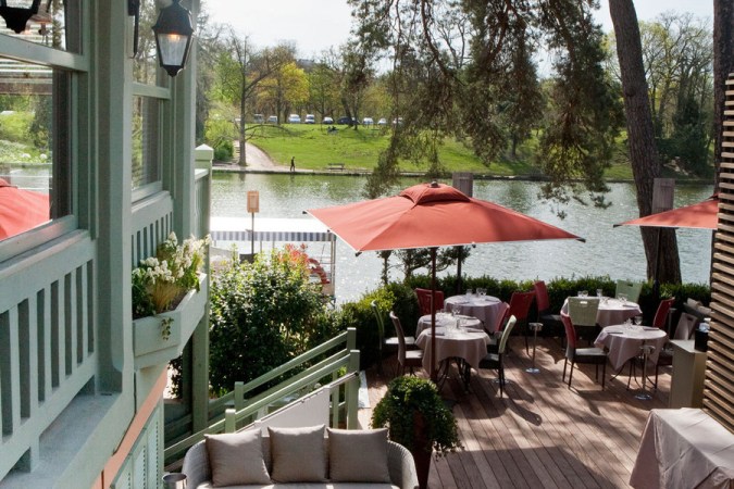 Chalet des Iles - A quaint restaurant in the middle of a lake inside Paris