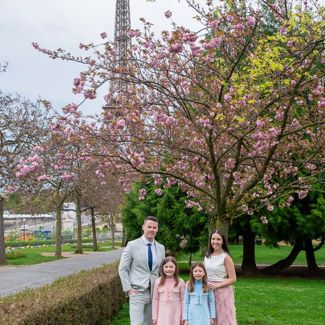 Cherry blossoms at eiffel tower by Pierre family photographer in Paris 2