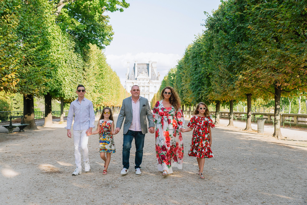 Colorful outfits for afternoon family photoshoot in the summer in the Tuileries Gardens