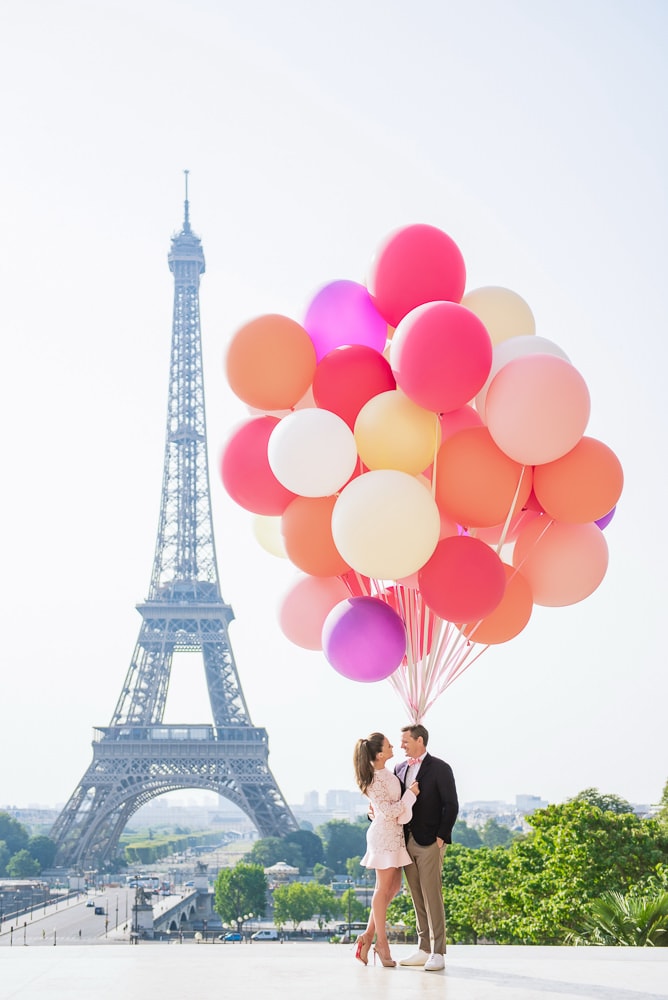Couple photo shoot in Paris with colorful balloons