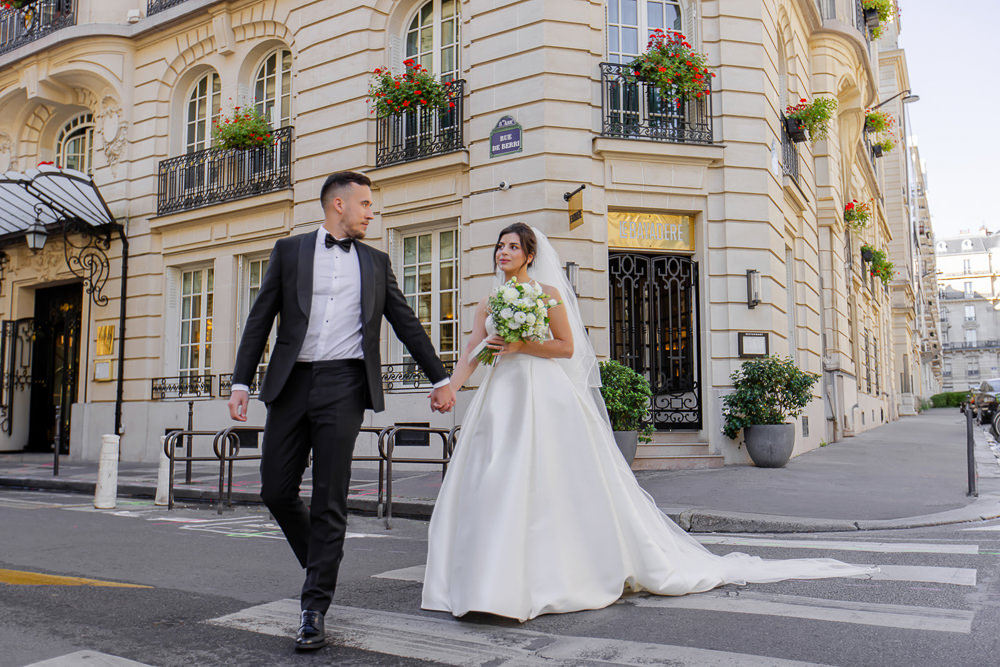 couple photos elopement in paris stree style by daniel