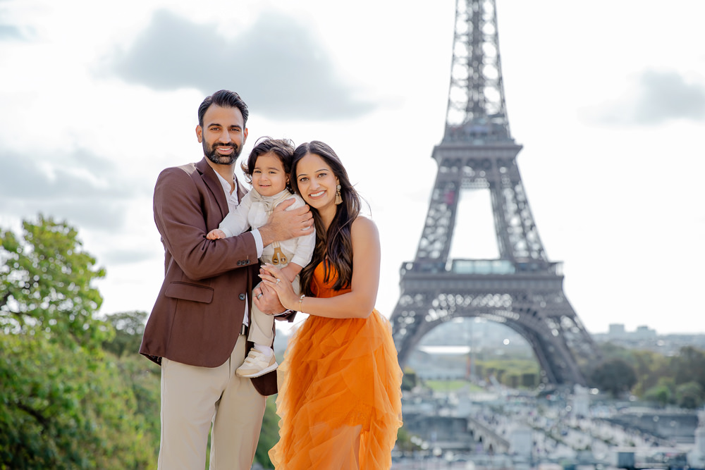 Eiffel Tower family photoshoot by The Paris Photographer