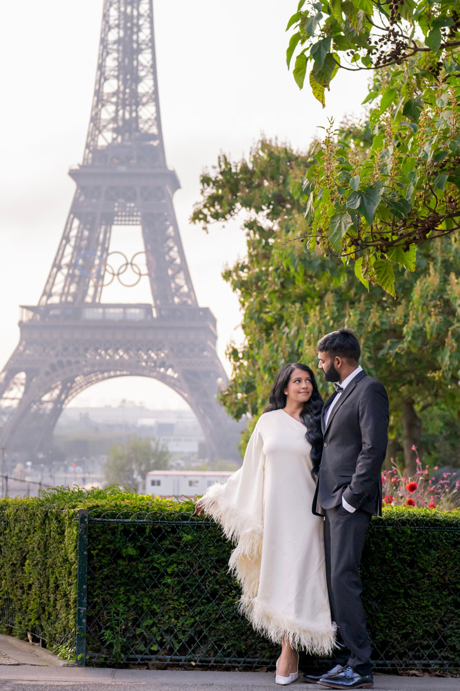 Couple posing with the Eiffel Tower in the background