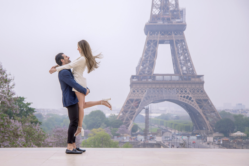 Elegant-couple-photoshoot-Eiffel-Tower-with-Paris-Photographer-Daniel-1