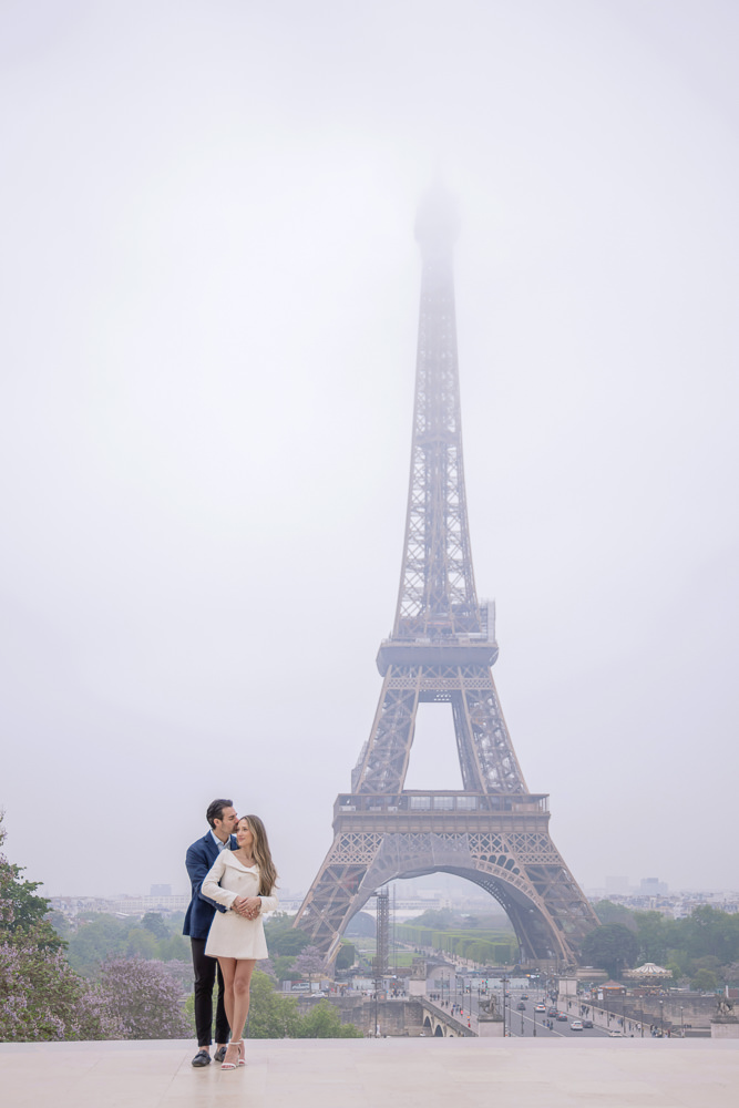 Elegant-couple-photoshoot-Eiffel-Tower-with-Paris-Photographer-Daniel-2