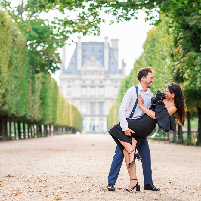 Elegant honeymoon photos in Tuileries Gardens in Paris by Odrida