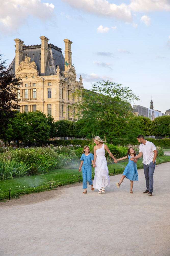 Elegant-outfit-family-photoshoot-with-family-photographer-Daniel-4