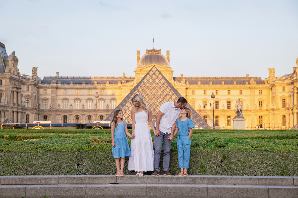 Elegant-outfit-family-photoshoot-with-family-photographer-Daniel-5