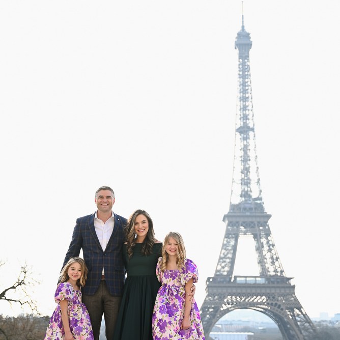 Elegant outfits on a family photoshoot in Paris by the Eiffel Tower