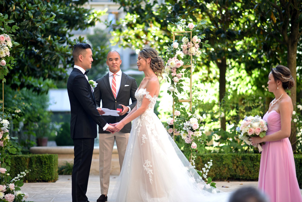 Saying Yes in front of an elopement officiant in Paris