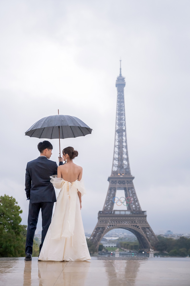 Couple during Elopement photoshoot in Paris in challenging weather conditions