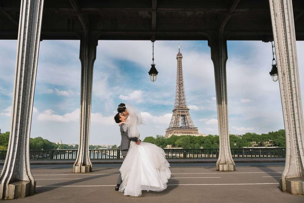 Elopement photography under the Bir Hakeim bridge overlooking the Eiffel Tower