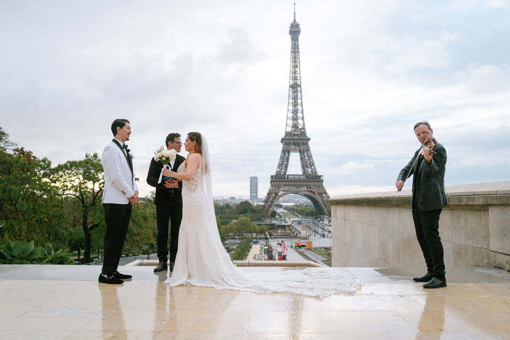 Couple, elopement officiant and violin player at Trocadero with Eiffel Tower view