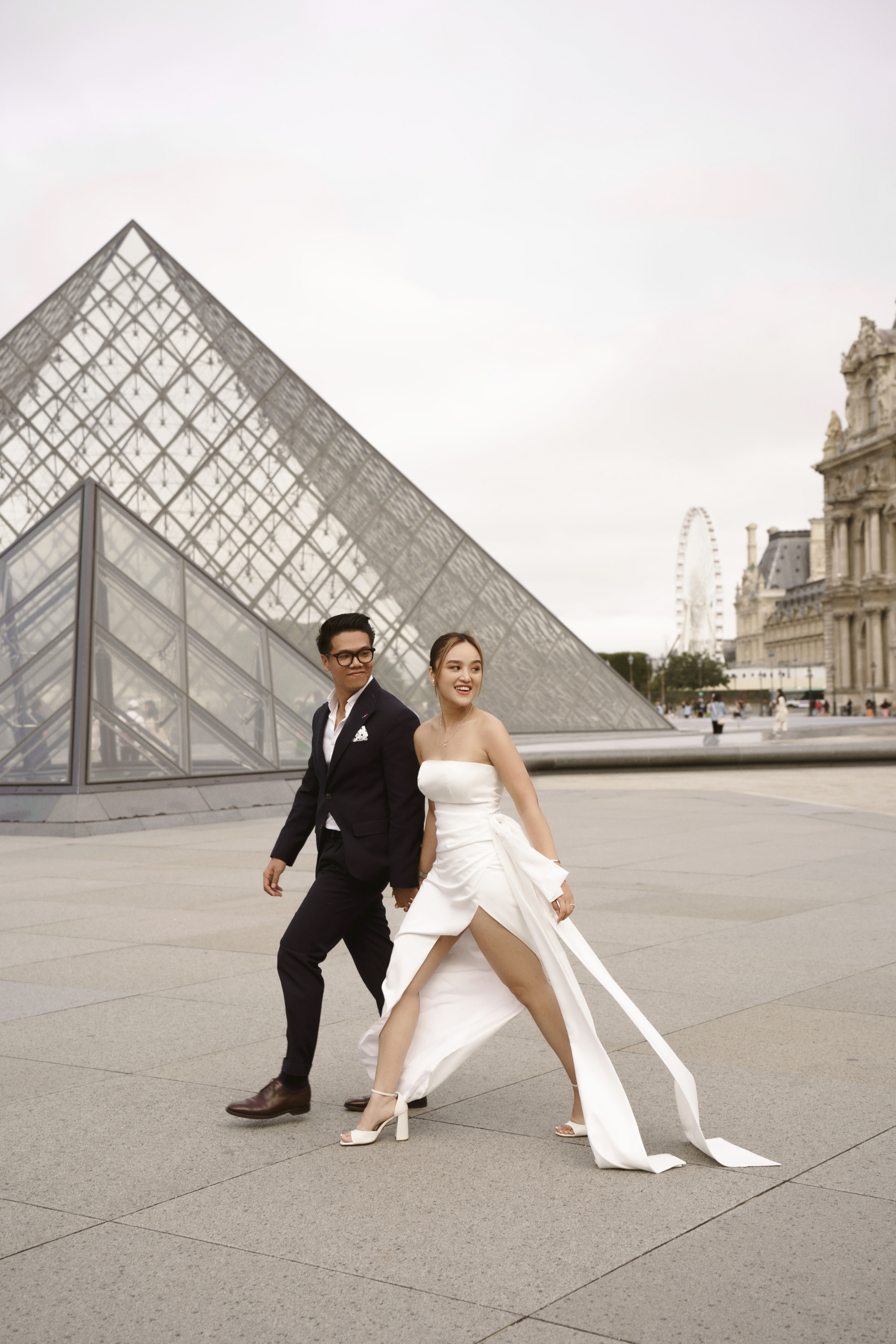 Elopement-portraits-at-the-Louvre-Museum-by-Anna7