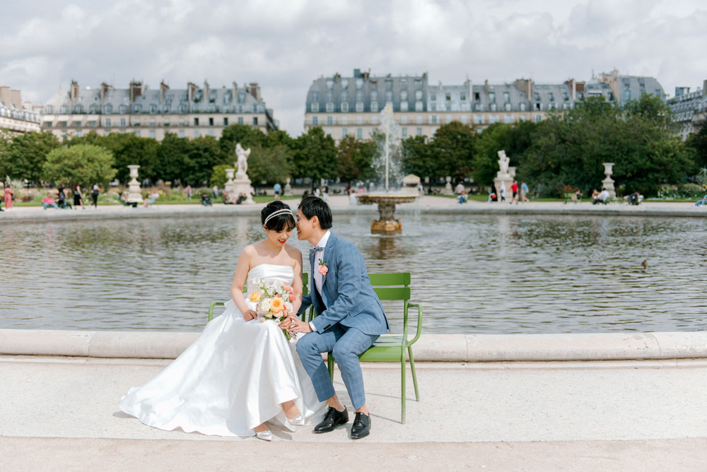 Couple sitting in a park during an elomepent session in Paris