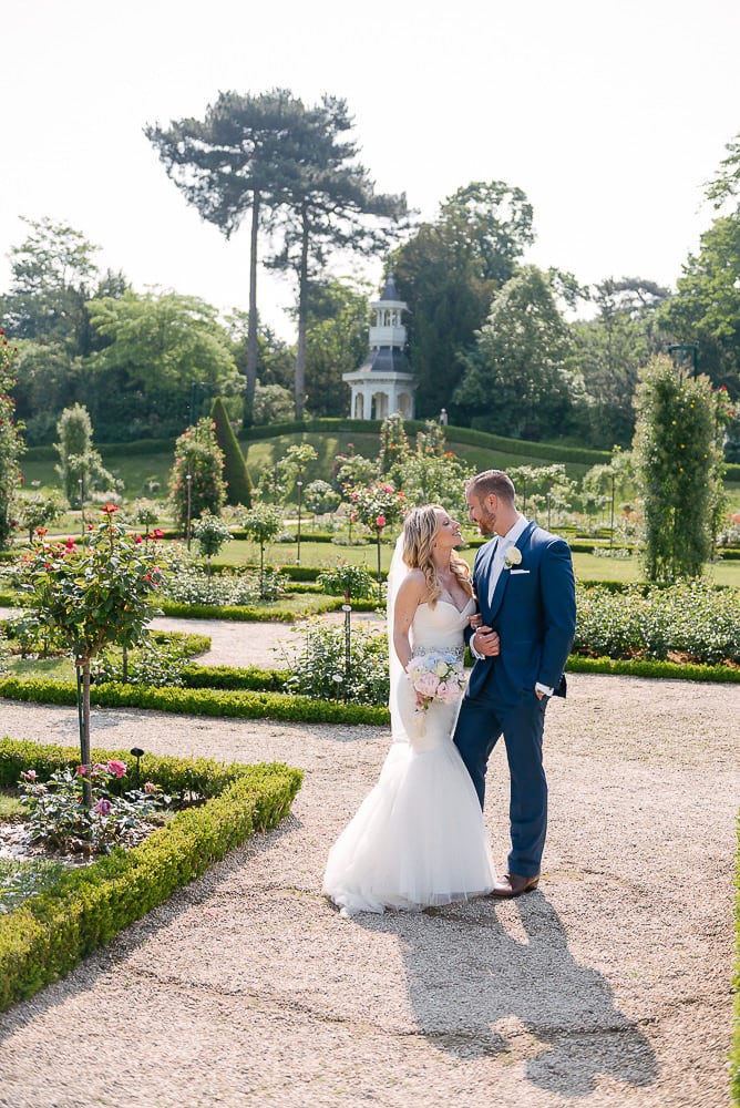 eloping in paris in the jardins de bagatelle in paris