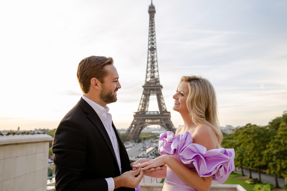 Engagement-by-the-Eiffel-Tower-with-photographer-Alex-1.jpg