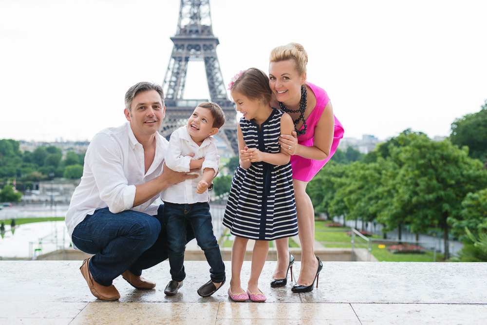Family having fun during Eiffel Tower photoshoot with The Paris Photographer