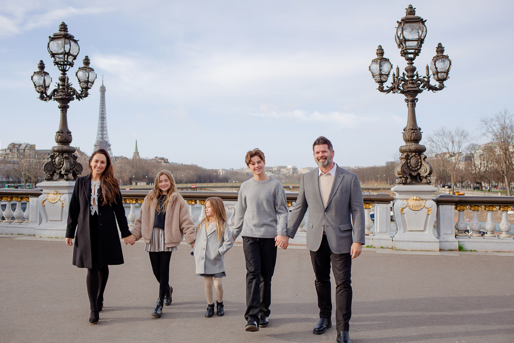 Family photos on the Alexander 3 bridge with elegant lamps