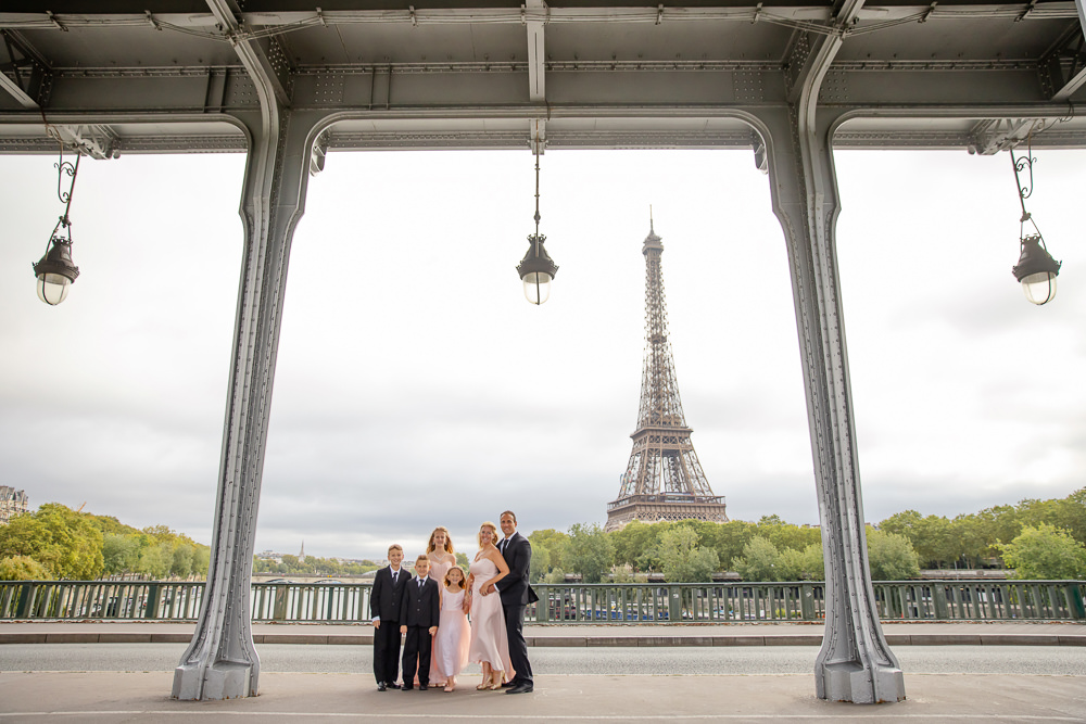 Family photoshoot on the Bir Hakeim bridge in Paris under the metro line 6