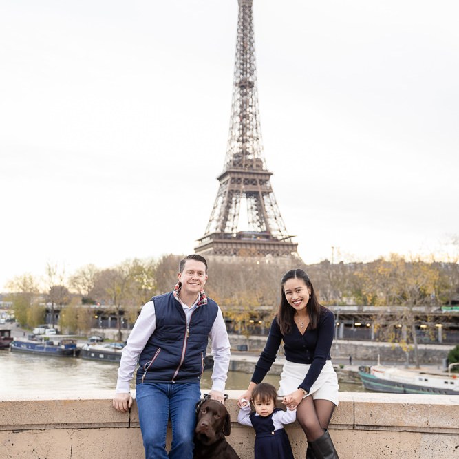 Family with dog posing for professional photos in Paris with Lena