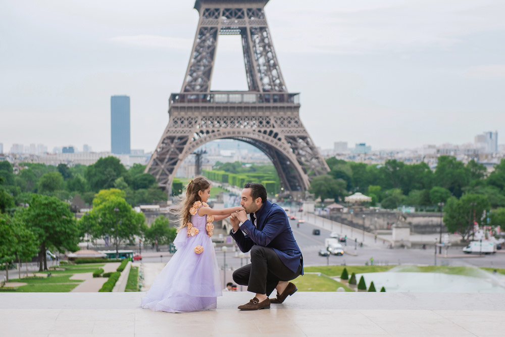 Father and daughter photos in front of the Eiffel Tower