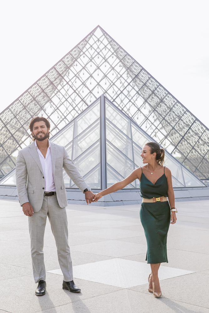 Fun-couple-photoshoot-at-Louvre-with-Daniel-1