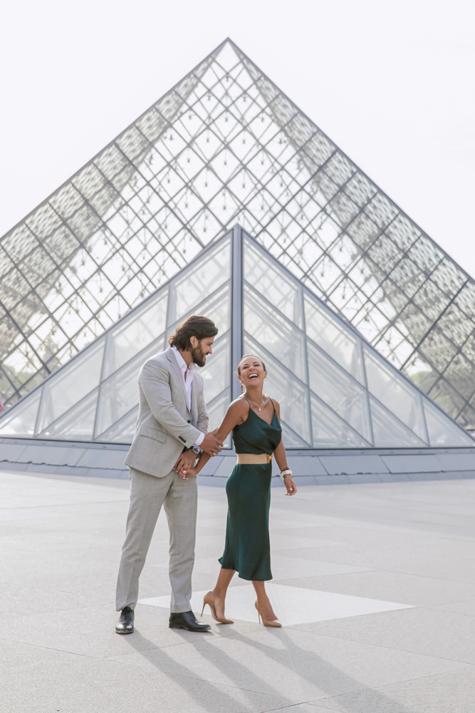 Fun-couple-photoshoot-at-Louvre-with-Daniel-2