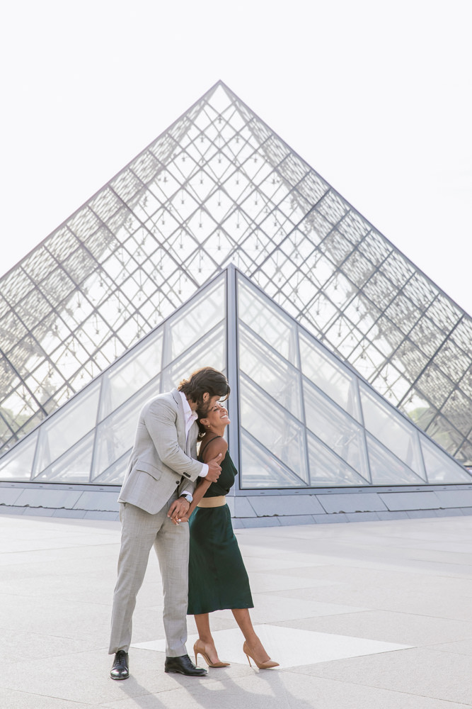 Fun-couple-photoshoot-at-Louvre-with-Daniel-3