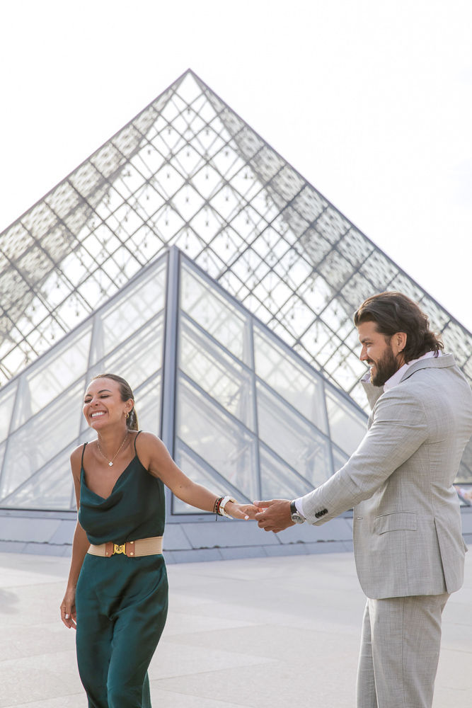 Fun-couple-photoshoot-at-Louvre-with-Daniel-4