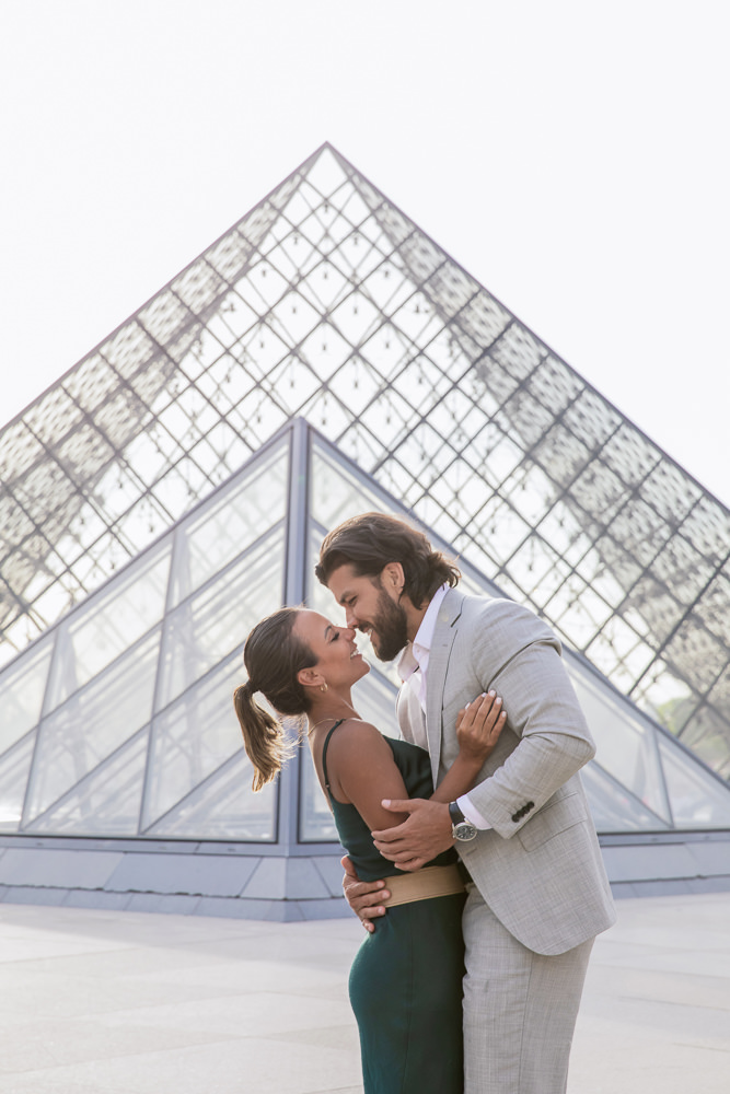 Fun-couple-photoshoot-at-Louvre-with-Daniel-5