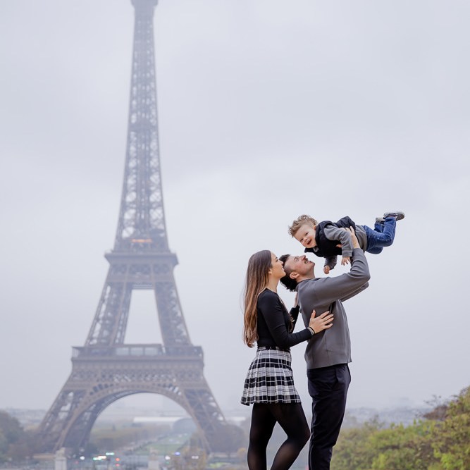 Fun family photos with Paris photographer Lena