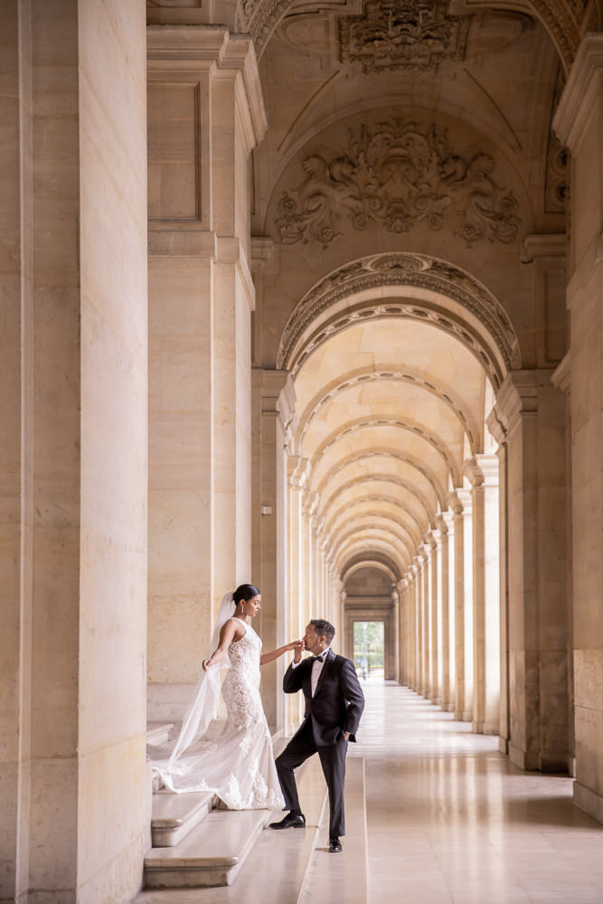 couple photo session elopement louvre museum by daniel