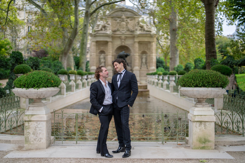 Same sex elopement photoshoot in Paris in Luxembourg Gardens near Medici Fountain 