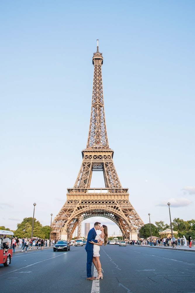 Kissing at the street in Paris Photoshoot 