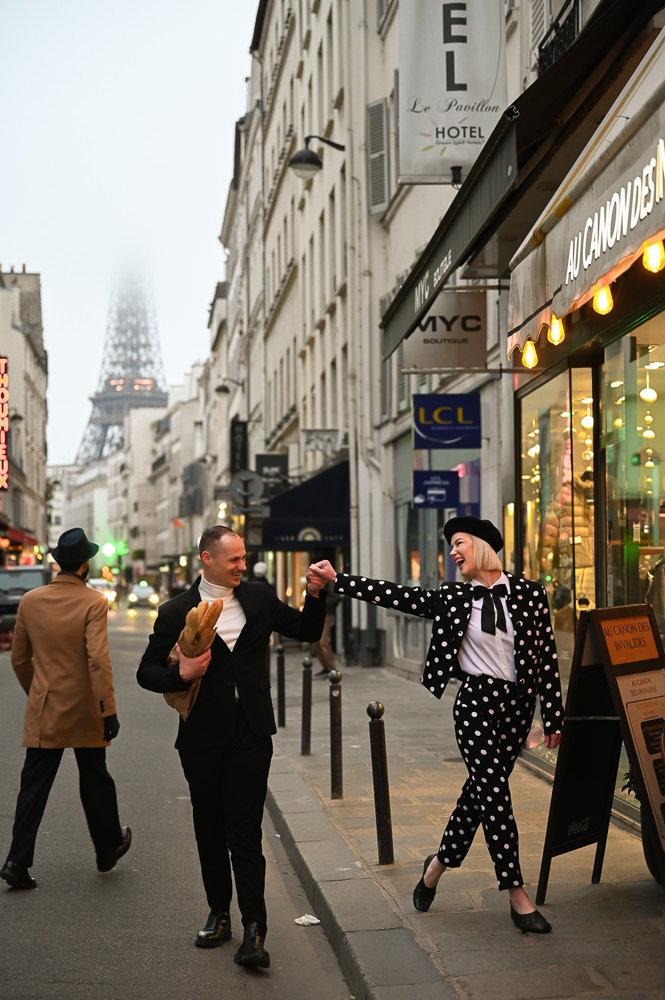 Lifestyle couples photos in a street with Eiffel Tower view by The Paris Photographer Irene