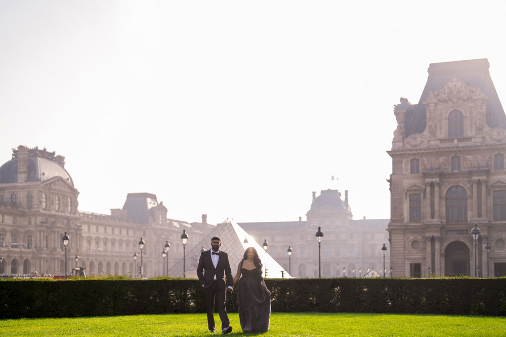 Couple walking at Louvre during an elopement photosession