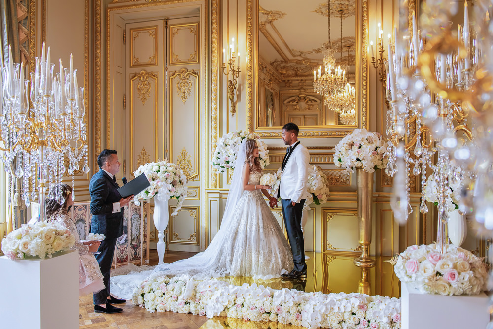 Luxe Paris elopement ceremony location - photo by The Paris Photographer
