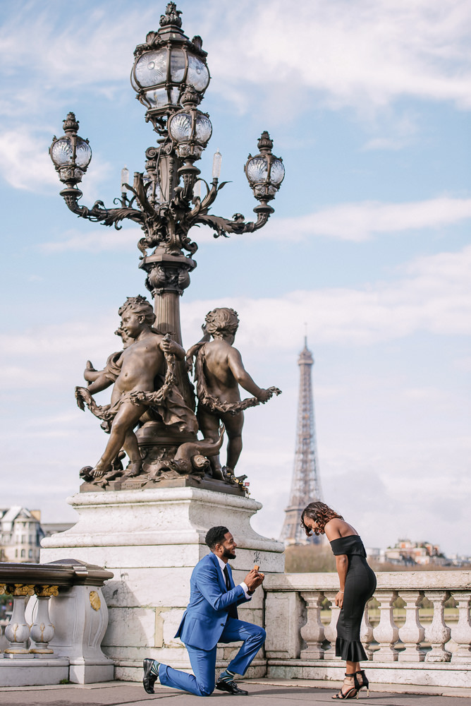 Marriage proposal on the Alexander 3 bridge with Eiffel Tower in the back
