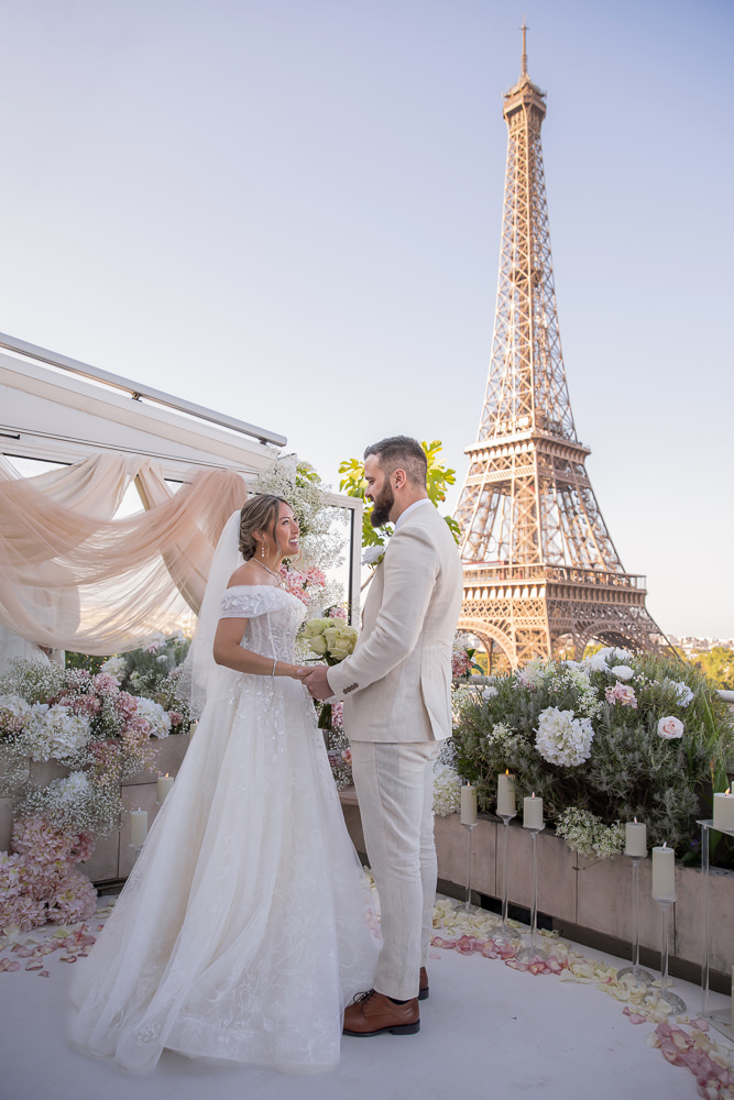 couple photos elopement rooftop eifelle tower view captured by lena