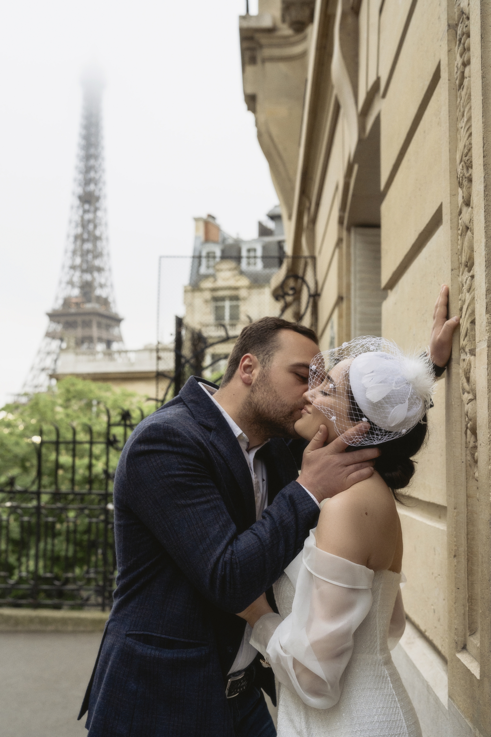 Modern-style-elopement-on-the-streets-of-Paris-with-Anna5