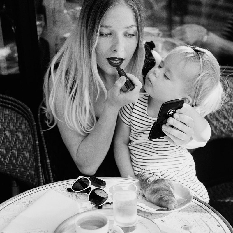 Mother and daughter photo in a Parisian café