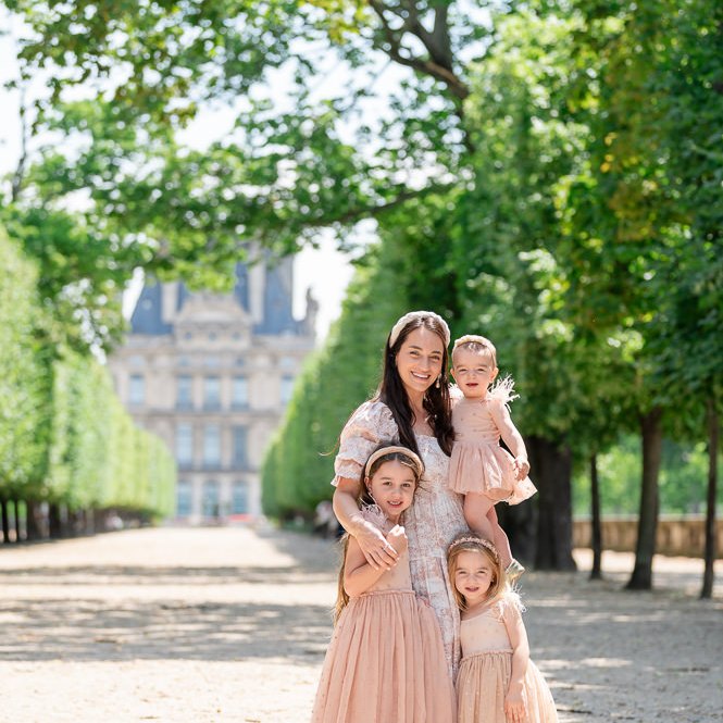Mother and daughters photos by professional family photographer in Paris Odrida