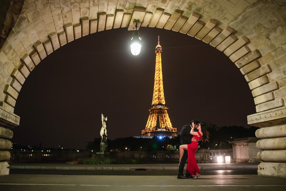 Paris engagement photographer - Night engagement pictures in Paris