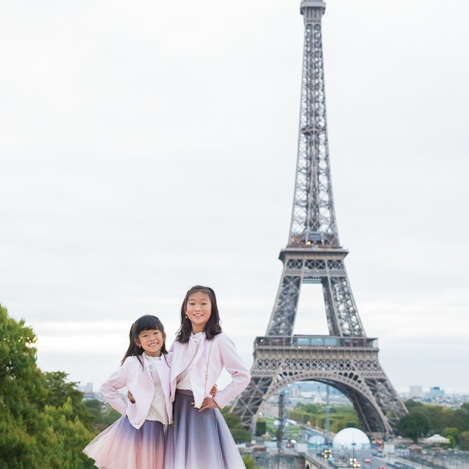 Paris family photographer Pierre at Eiffel Tower 2